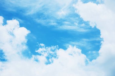 Mavi gökyüzü ile güzel kabarık beyaz bulutlar, Doğa arka plan.