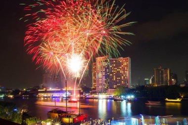 Gece chao Phraya Nehri'nde festival gününde Kutlayın Kırmızı, Turuncu ve yeşil havai fişek gösterisi, Bangkok, Tayland. Gemide veya Suda Yelkenli Tekne'nin uzun pozlaması. Işığın güzeli.