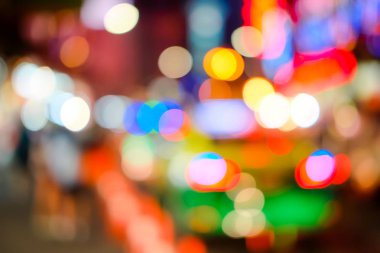 Gece saatlerinde şehirde yolda araba bulanık. Trafik sıkışıklığı defocused araba, otobüs ve motosiklet var. Kırmızı, Turuncu, Sarı, Beyaz ve Mavi bokeh ışık. Işık parıltısının bulanıklığı. Parlak doku arka planı