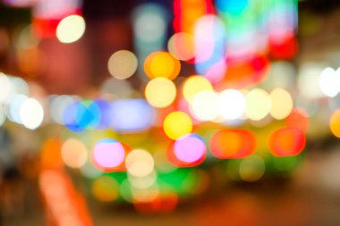 Gece saatlerinde şehirde yolda araba bulanık. Trafik sıkışıklığı defocused araba, otobüs ve motosiklet var. Kırmızı, Turuncu, Sarı, Beyaz ve Mavi bokeh ışık. Işık parıltısının bulanıklığı. Parlak doku arka planı