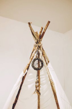 Dreamcatcher Minimalizm beyaz kumaş çadır asılı.