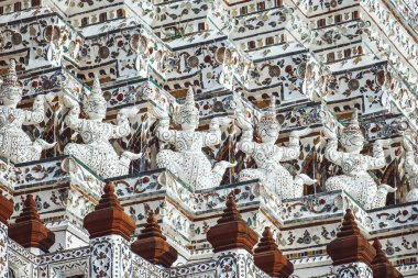 Pagoda Wat Arun Ratchawararam Ratchaworamahawihan veya Wat Jaeng Dev heykeli ile, Bangkok, Tayland. Budizm tapınağında tarihi şehrin güzeli.