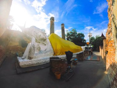 Büyük beyaz çimento bir sarı ceket ve pagoda güneş ışığı ile Wat Yai Chaimongkol (Chaimongkhon), Phra Nakhon Si Ayutthaya, Tayland giyen Buda heykeli. Budizm Tapınağı'nda tarihi şehrin güzel