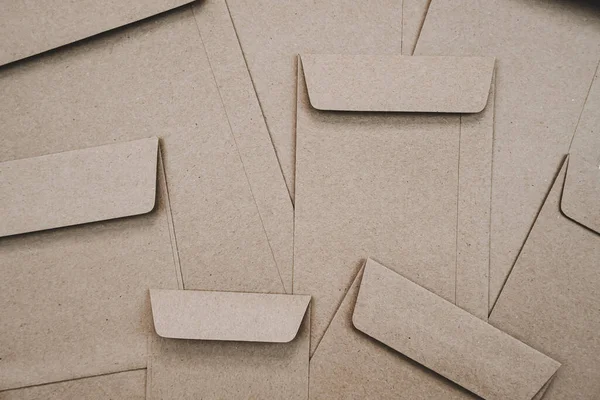 Vue Dessus Enveloppe Papier Brun Pose Plate Nombreuses Enveloppes Papier — Photo