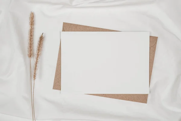 Papier Blanc Vierge Sur Enveloppe Papier Brun Avec Fleur Sèche — Photo
