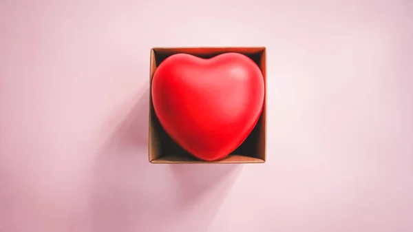 Top Kilátás Piros Szív Papír Barna Doboz Rózsaszín Háttérrel Valentin — Stock Fotó
