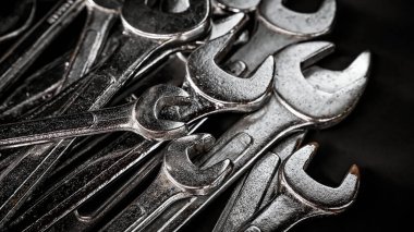 Siyah arka planı olan bir sürü İngiliz metali. Bakım ekipmanları ve tamirat. Eski el aletleri.