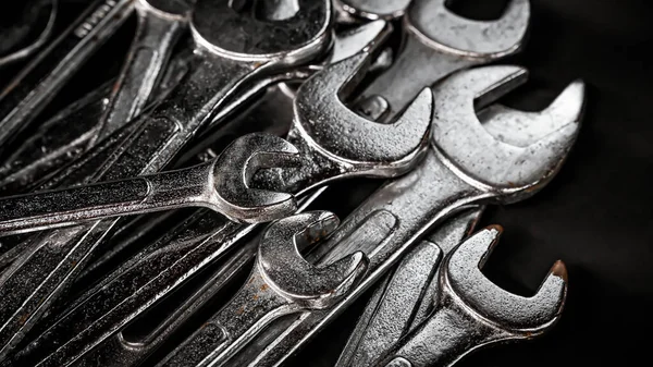 Siyah arka planı olan bir sürü İngiliz metali. Bakım ekipmanları ve tamirat. Eski el aletleri.