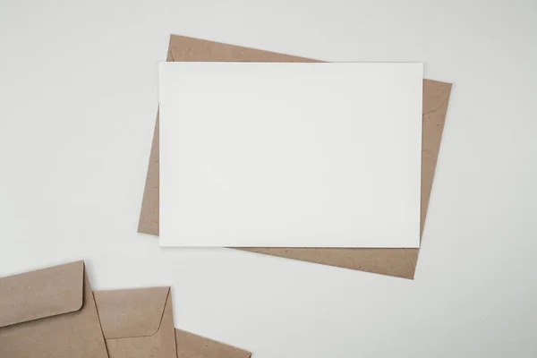 Blanco Wit Papier Bruine Papieren Enveloppe Mock Van Horizontale Blanco — Stockfoto