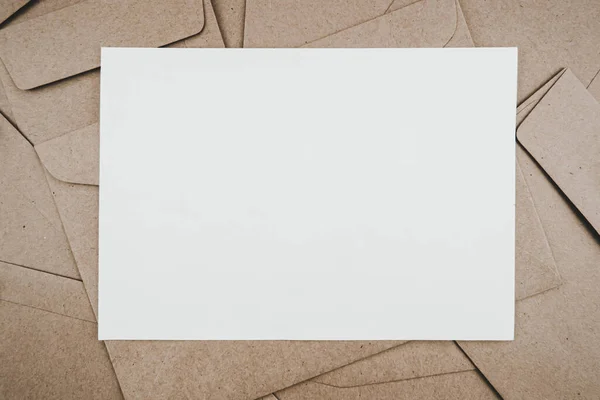 Bovenaanzicht Van Bruine Papieren Enveloppe Met Wit Papier Vlakke Lay — Stockfoto