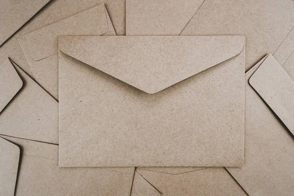 Vue Dessus Enveloppe Papier Brun Pose Plate Nombreuses Enveloppes Papier — Photo