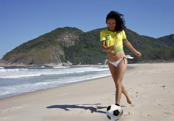 Jeune Femme Jouant Football Sur Plage — Photo