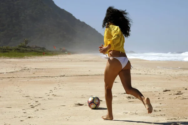 Genç Kadın Futbol Topu Kumsalda Oynarken — Stok fotoğraf
