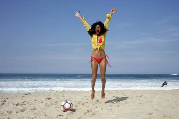 Kobieta Świętuje Bramkę Piłka Nożna Brazylia — Zdjęcie stockowe