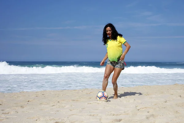 Młoda Kobieta Gra Piłka Nożna Plaży — Zdjęcie stockowe