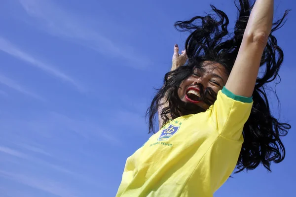 Mulher Comemorando Gol Futebol Brasil — Fotografia de Stock
