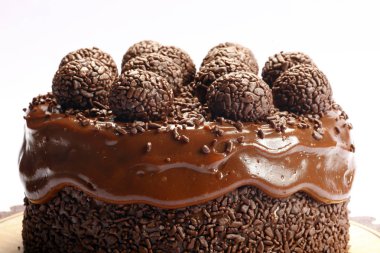 Çikolatalı kek üzerine beyaz izole bonbon ile yakından görmek