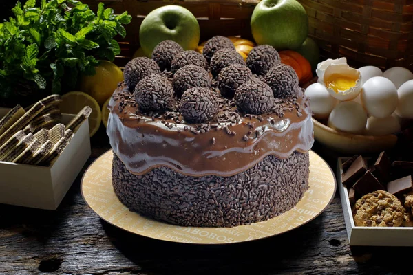 Vue Rapprochée Gâteau Chocolat Avec Bonbon Sur Table Bois — Photo