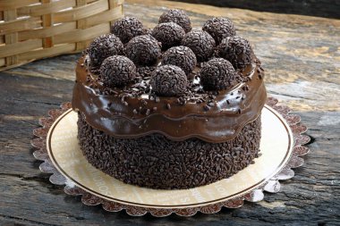 bonbon ile çikolatalı kek ahşap masa üzerinde görmek 