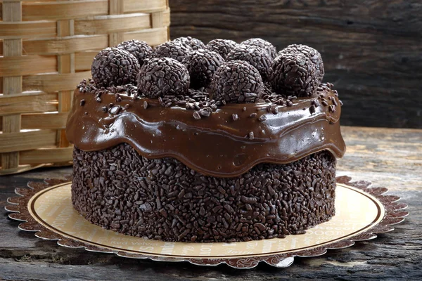 Nahaufnahme Von Schokoladenkuchen Mit Bonbon Auf Holztisch — Stockfoto