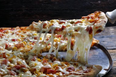 pizza dilim eritilmiş peynir ile yakından görmek