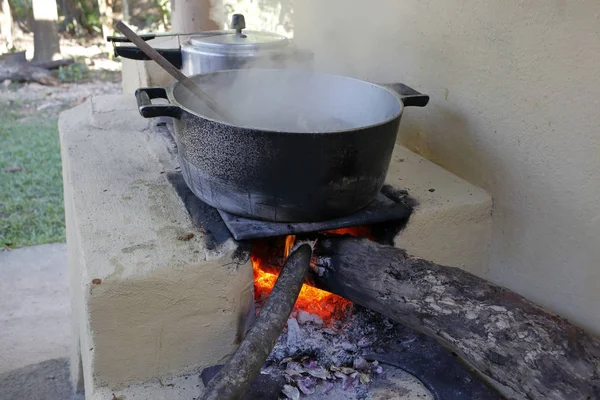 Tipik kırsal evde Brezilya iç ahşap soba