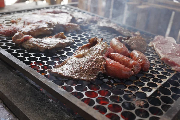 Churrasco Com Carnes Salsichas Variadas — Fotografia de Stock