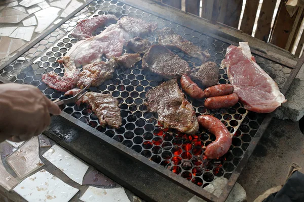 Churrasco Com Carnes Salsichas Variadas — Fotografia de Stock