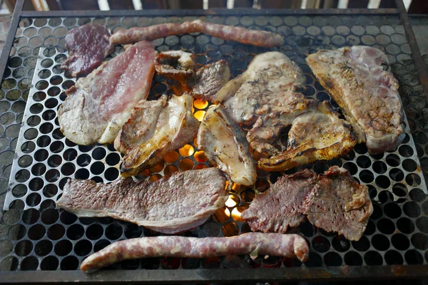 Barbecue Met Verschillende Vlees Worstjes — Stockfoto