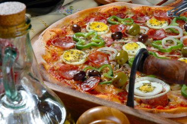 Portekizce Pizza, soğan, biber, biber, yumurta, zeytin