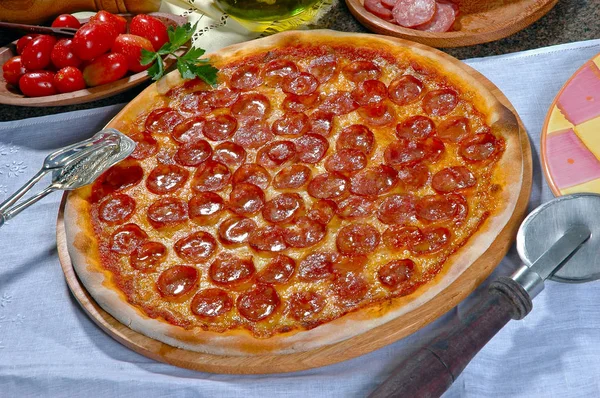 Pizza Pepperoni Con Aceite Oliva —  Fotos de Stock