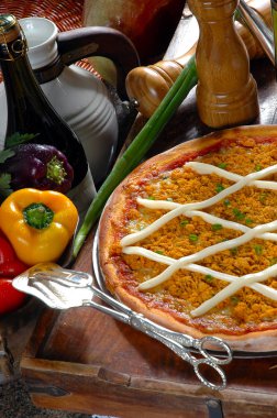 Peynir ve tavuk pizza, 