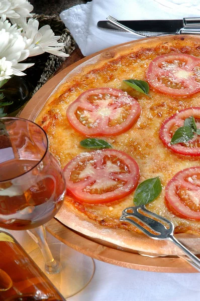Pizza Margherita Yapılan Ile Domates Mozzarella — Stok fotoğraf