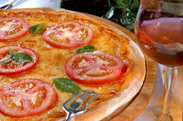 Pizza Margherita Wykonane Pomidorami Mozzarellą — Zdjęcie stockowe