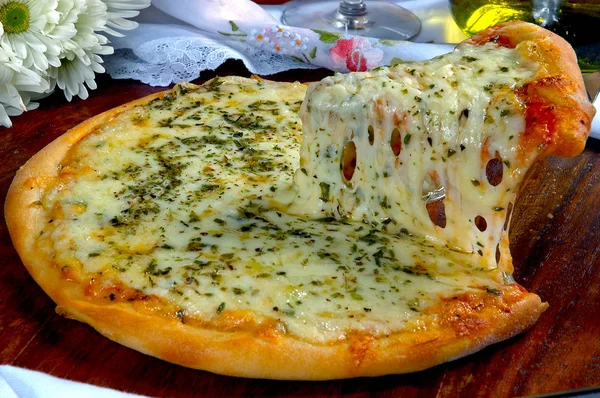 Pizzascheiben Geschmolzener Käse — Stockfoto