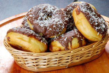 Çikolatalı çörek sepeti
