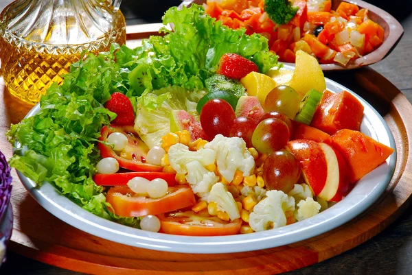 Placa Ensalada Con Verduras Frutas Lechuga Tomate —  Fotos de Stock