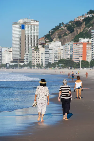 Donne Che Camminano Sulla Spiaggia Copacabana Rio Janeiro — Foto Stock