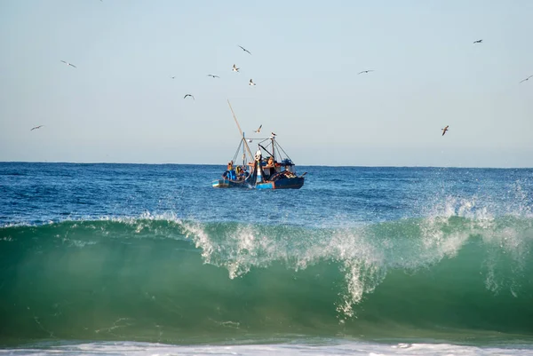 Balıkçı Teknesi Copacabana Plajında Rio Janeiro — Stok fotoğraf