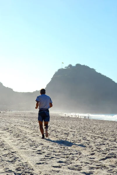 Mann Läuft Copacabana Strand — Stockfoto