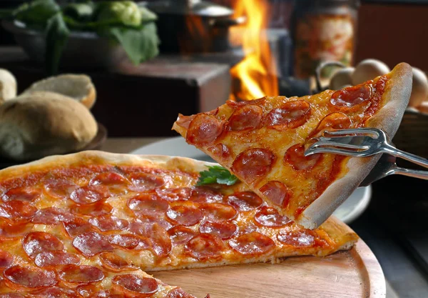 Szelet Pepperoni Pizza — Stock Fotó