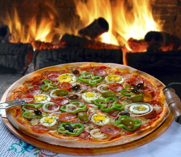 Πίτσα Πορτογαλική Κρεμμύδι Πιπεριές Πεπερόνι Αυγό Ελιές — Φωτογραφία Αρχείου