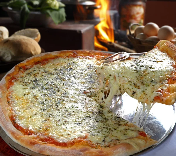 Mozzarella Pizza Com Fatia Derretida — Fotografia de Stock