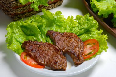 Domates salatası ve marul dilimlenmiş Picanha