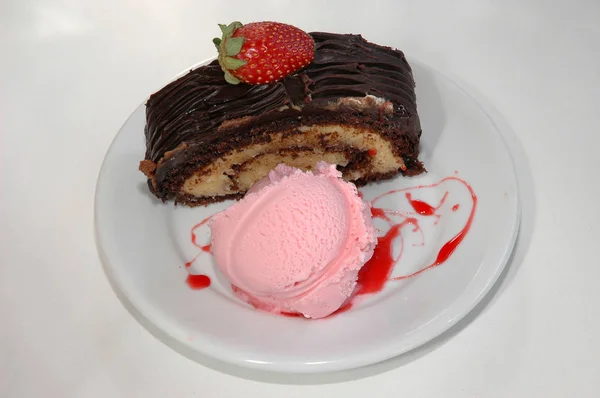 アイスクリームとケーキのスライス — ストック写真