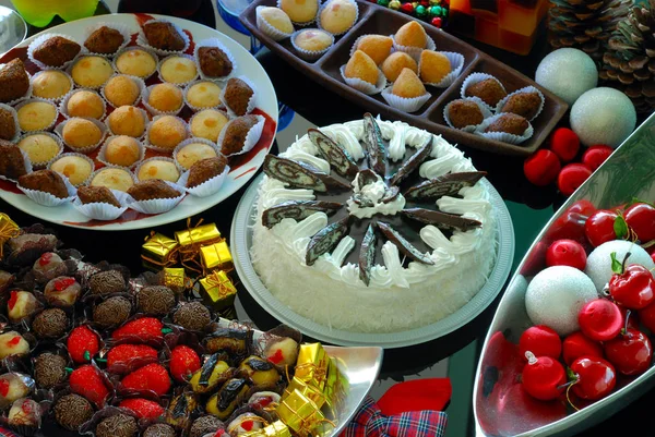 Mesa Con Pastel Bocadillos Brasileños Dulces — Foto de Stock