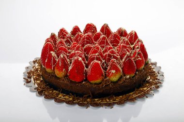 Taze çilekle süslenmiş çikolatalı pasta.