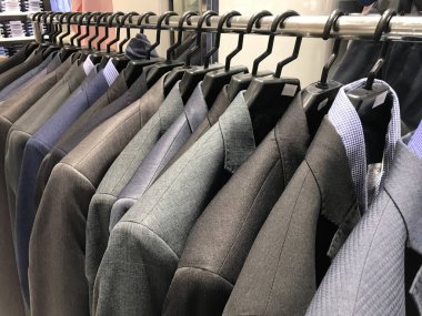 Erkek takım elbise rafları