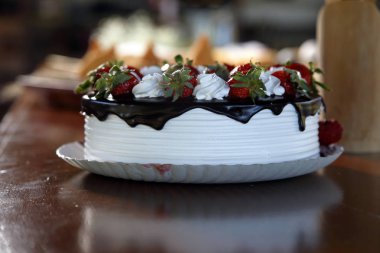 Çikolata, çilek ve kremalı pasta.
