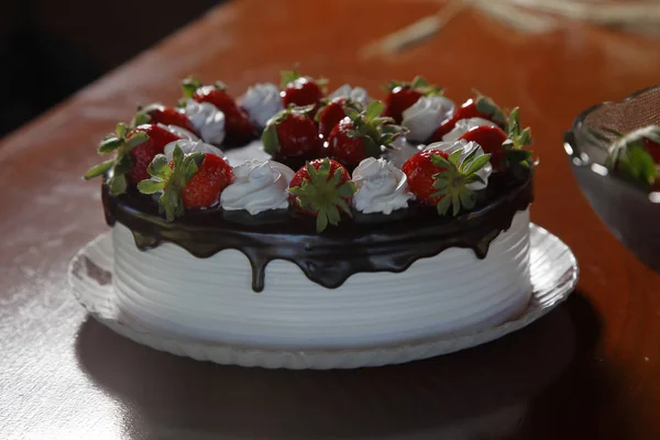 チョコレート ストロベリー ホイップクリームケーキ — ストック写真